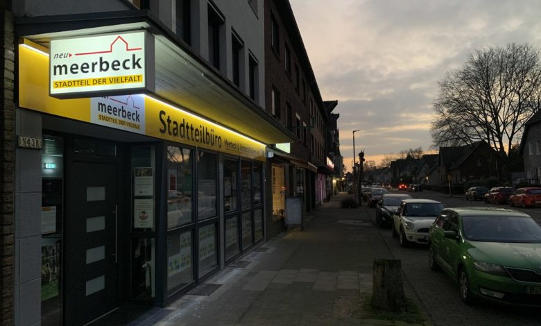 Tag der Städtebauförderung: ‚einBlicke‘ in Meerbeck und Hochstraß Moers. (pst) Am 13. Mai stehen zum bundesweiten Tag der Städtebauförderung die Türen im Stadtteilbüro Neu_Meerbeck weit offen. Von 14 bis 17 Uhr zeigt das Team unter dem Motto ‚einBlicke in Meerbeck und Hochstraß‘ zusammen mit Mitarbeiterinnen und Mitarbeitern der Stadtverwaltung die Vielfalt der Projekte, die im Rahmen des Förderprogramms ‚Sozialer Zusammenhalt‘ umgesetzt werden. Über das Hof- und Fassadenprogramm informieren die Stadtteilarchitekten. Dabei wird durch das Stadtteilbüro ein Duft von Kaffee und Kuchen wehen. Für Kinder formt der Zauberer Zippo lustige Luftballontiere. Bei einer Stadtteilführung durch die historische Zechensiedlung lassen sich besondere Einblicke gewinnen und Geschichten entdecken. Die Wohnungsbau Stadt Moers wird ebenfalls mit einem Stand anlässlich ihres Jubiläums vertreten sein. Volkspark, Barbaraplatz, Bürgerzentrum Wenige Meter weiter an der Barbarastraße entsteht der ‚Volkspark Neu_Meerbeck‘ als grüner Kern und soziale Mitte im Stadtteil und die Barbarastraße wird zum Barbaraplatz umgebaut. Hierüber werden die Planerinnen und Planer ebenfalls von 14 bis 17 Uhr berichten und Baustellenführungen über das entstehende Sport- und Freizeitgelände anbieten (dafür wird festes Schuhwerk empfohlen). Ein weiterer besonderer Ort im Stadtteil soll das Bürgerzentrum Barbarastraße werden, über das sich die Besucherinnen und Besucher ebenfalls informieren können. Für Kinder gibt es Spiel- und Bewegungsangebote mit dem Spielmobil. Infobox: Weitere Informationen unter Telefon 0 28 41 / 201-530 oder per E-Mail an stadtteilbuero.meerbeck@moers.de.