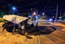 PKW-Fahrer touchiert Krad und kollidiert mit Ampel - 3 Schwerverletzte - Zeugen gesucht