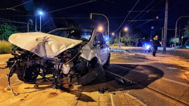 PKW-Fahrer touchiert Krad und kollidiert mit Ampel - 3 Schwerverletzte - Zeugen gesucht