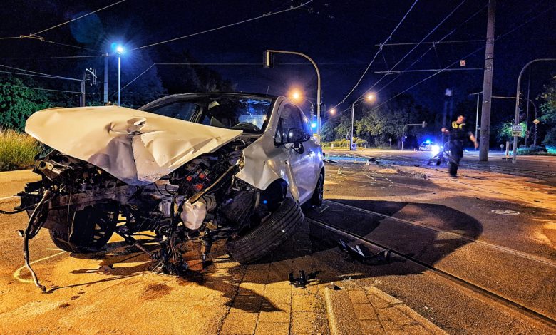 PKW-Fahrer touchiert Krad und kollidiert mit Ampel - 3 Schwerverletzte - Zeugen gesucht