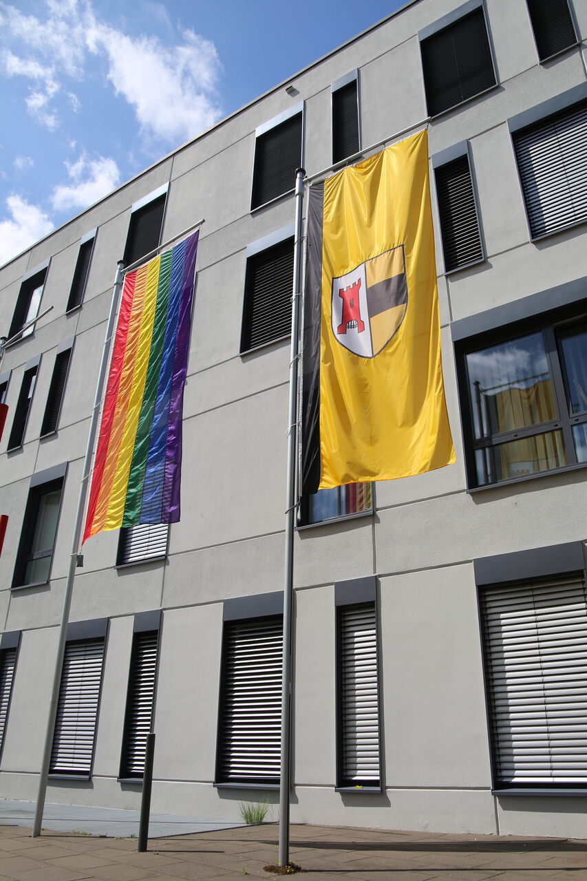 Stadt Moers zeigt Flagge gegen Diskriminierung