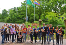 Am Kreishaus Wesel weht die Regenbogenflagge