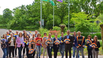 Am Kreishaus Wesel weht die Regenbogenflagge