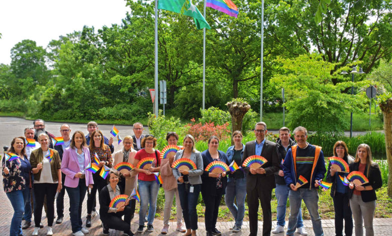 Am Kreishaus Wesel weht die Regenbogenflagge