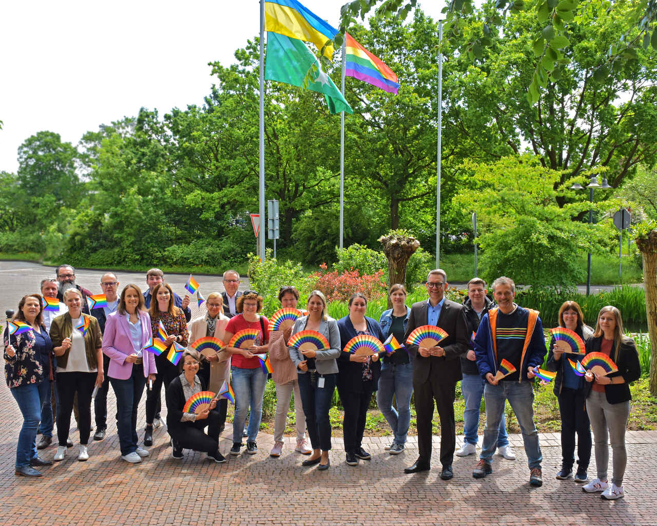 Am Kreishaus Wesel weht die Regenbogenflagge
