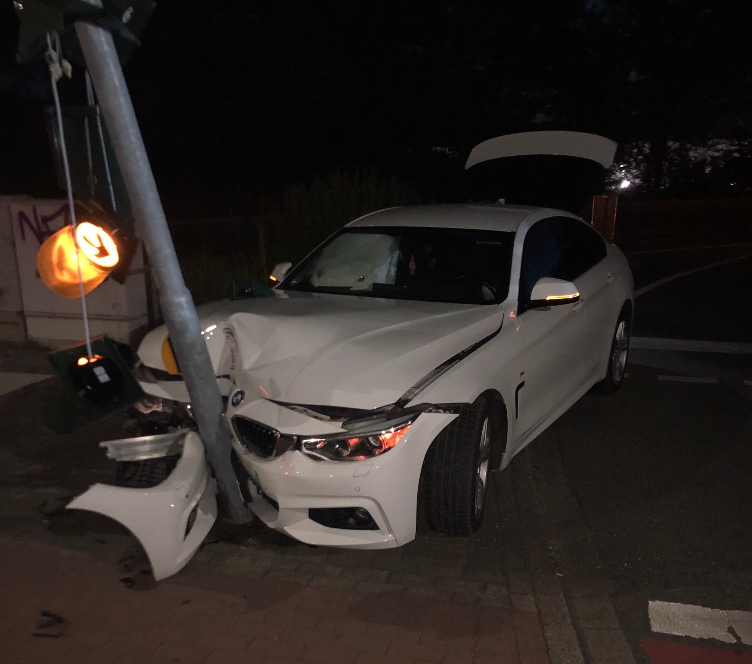 Ein 28jähriger BMW-Fahrer befuhr am Samstagmorgen, gegen 03:30 Uhr, die A59 in Richtung Düsseldorf. Als er die Ausfahrt Großenbaum abfuhr und beabsichtigte nach links in den Altenbrucher Damm einzubiegen, kam er nach rechts von der Fahrbahn ab und prallte gegen einen Ampelmast. Der Autofahrer wurde hierbei leicht verletzt. Es entstand erheblicher Sachschaden. Der Mast musste ausgetauscht werden. Der Pkw wurde abgeschleppt. Bei der Überprüfung der Fahrtüchtigkeit stellten die aufnehmenden Beamten fest, dass dieser erheblich unter Alkoholeinfluss stand. Ihm wurde auf der Wache eine Blutprobe entnommen und sein Führerschein beschlagnahmt