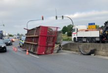 Wesel - Lkw verliert Ladung / Verkehrsbehinderungen im Berufsverkehr