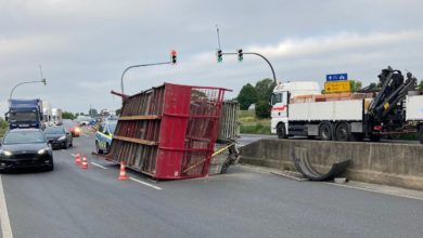 Wesel - Lkw verliert Ladung / Verkehrsbehinderungen im Berufsverkehr