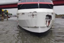 (ots) Ein Fahrgastschiff ist während eines Ausfluges am Mittwochmittag (28. Juni, gegen 12:30 Uhr) auf dem Rhein bei Duisburg-Hochfeld (Rheinkilometer 776) mit dem Bug gegen eine Spundwand geprallt. Durch die Wucht des Zusammenstoßes kollidierte das Schiff, welches aus Düsseldorf kam, mit einem dort festgemachten, stillgelegten Gütermotorschiff. Dieses riss daraufhin ab und trieb auf den Rhein. Dabei touchierte es ein weiteres stillgelegtes Gütermotorschiff. Sieben der insgesamt 267 Fahrgäste wurden leicht verletzt und von Rettungssanitätern vor Ort behandelt. Die 36 Crewmitglieder blieben unverletzt. Für die Tagesausflügler endete die Fahrt an dieser Stelle. Das defekte Schiff, welches am Bug teilweise aufgerissen und eingedrückt war, wurde im Hafenmund an der Mühlenweide über Nacht festgelegt. Am Donnerstag durfte es dann ohne Passagiere zur Reparatur in eine Kölner Werft fahren. Die Wasserschutzpolizei hat die Ermittlungen zur Unfallursache aufgenommen und untersucht jetzt, ob beispielsweise ein technischer Defekt oder menschliches Versagen Auslöser für den Zusammenprall waren.