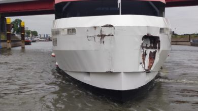 (ots) Ein Fahrgastschiff ist während eines Ausfluges am Mittwochmittag (28. Juni, gegen 12:30 Uhr) auf dem Rhein bei Duisburg-Hochfeld (Rheinkilometer 776) mit dem Bug gegen eine Spundwand geprallt. Durch die Wucht des Zusammenstoßes kollidierte das Schiff, welches aus Düsseldorf kam, mit einem dort festgemachten, stillgelegten Gütermotorschiff. Dieses riss daraufhin ab und trieb auf den Rhein. Dabei touchierte es ein weiteres stillgelegtes Gütermotorschiff. Sieben der insgesamt 267 Fahrgäste wurden leicht verletzt und von Rettungssanitätern vor Ort behandelt. Die 36 Crewmitglieder blieben unverletzt. Für die Tagesausflügler endete die Fahrt an dieser Stelle. Das defekte Schiff, welches am Bug teilweise aufgerissen und eingedrückt war, wurde im Hafenmund an der Mühlenweide über Nacht festgelegt. Am Donnerstag durfte es dann ohne Passagiere zur Reparatur in eine Kölner Werft fahren. Die Wasserschutzpolizei hat die Ermittlungen zur Unfallursache aufgenommen und untersucht jetzt, ob beispielsweise ein technischer Defekt oder menschliches Versagen Auslöser für den Zusammenprall waren.