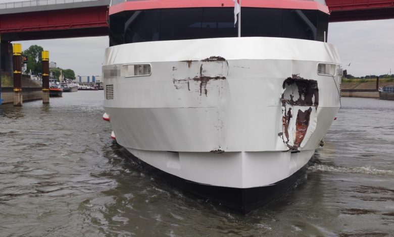 (ots) Ein Fahrgastschiff ist während eines Ausfluges am Mittwochmittag (28. Juni, gegen 12:30 Uhr) auf dem Rhein bei Duisburg-Hochfeld (Rheinkilometer 776) mit dem Bug gegen eine Spundwand geprallt. Durch die Wucht des Zusammenstoßes kollidierte das Schiff, welches aus Düsseldorf kam, mit einem dort festgemachten, stillgelegten Gütermotorschiff. Dieses riss daraufhin ab und trieb auf den Rhein. Dabei touchierte es ein weiteres stillgelegtes Gütermotorschiff. Sieben der insgesamt 267 Fahrgäste wurden leicht verletzt und von Rettungssanitätern vor Ort behandelt. Die 36 Crewmitglieder blieben unverletzt. Für die Tagesausflügler endete die Fahrt an dieser Stelle. Das defekte Schiff, welches am Bug teilweise aufgerissen und eingedrückt war, wurde im Hafenmund an der Mühlenweide über Nacht festgelegt. Am Donnerstag durfte es dann ohne Passagiere zur Reparatur in eine Kölner Werft fahren. Die Wasserschutzpolizei hat die Ermittlungen zur Unfallursache aufgenommen und untersucht jetzt, ob beispielsweise ein technischer Defekt oder menschliches Versagen Auslöser für den Zusammenprall waren.