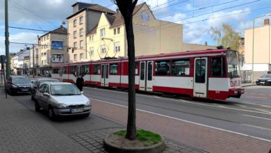 Unbekannter springt aus fahrender Straßenbahn und verursacht Unfall Duisburg (ots) - Bereits am 20. Juni (Dienstag vergangener Woche, 11:50 Uhr) kam es im Kreuzungsbereich der Friedrich-Ebert-Straße/Dr.-Hans-Böckler-Straße zu einem nicht alltäglichen Unfall zwischen einem unbekannten Mann und dem Fahrer (53) eines grauen Skoda Fabia: Der Unbekannte war mit der Straßenbahn der Linie 903 in Richtung Hamborn unterwegs und hatte während der Fahrt eine Türe aufgerissen. Er sprang aus der Bahn und landete auf der Motorhaube des parallel neben der Straßenbahn fahrenden Wagens. Das Auto schliff den Mann einige Meter mit sich, bevor es zum Stillstand kam. Der Unbekannte rappelte sich auf und flüchtete offensichtlich leicht verletzt zu Fuß in Richtung Kometenplatz. Der aus Coesfeld stammende Skoda-Fahrer setzte seine Fahrt zunächst fort, konnte jedoch aufgrund von Zeugenangaben später ermittelt werden. Gegen beide Beteiligten ermittelt das Verkehrskommissariat 21 wegen Verkehrsunfallflucht. Gleichwohl ist der verletzte junge Mann noch nicht identifiziert: Er soll etwa 16 Jahre alt sein, schlank und war zur Unfallzeit mit einem weißen T-Shirt, schwarzer Hose und weißen Schuhen bekleidet. Er hatte auffällig lockige, dunkle Haare und durch den Unfall eine Verletzung am Ellbogen erlitten. Wer kann Angaben zu seiner Identität machen? Wer hat den Unfallhergang beobachtet? Hinweise bitte an das Verkehrskommissariat 21 unter der Rufnummer 0203 2800.