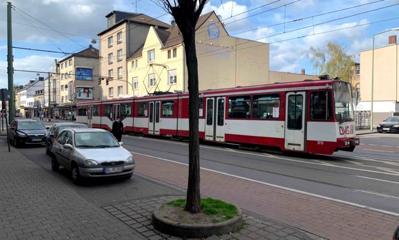 Unbekannter springt aus fahrender Straßenbahn und verursacht Unfall Duisburg (ots) - Bereits am 20. Juni (Dienstag vergangener Woche, 11:50 Uhr) kam es im Kreuzungsbereich der Friedrich-Ebert-Straße/Dr.-Hans-Böckler-Straße zu einem nicht alltäglichen Unfall zwischen einem unbekannten Mann und dem Fahrer (53) eines grauen Skoda Fabia: Der Unbekannte war mit der Straßenbahn der Linie 903 in Richtung Hamborn unterwegs und hatte während der Fahrt eine Türe aufgerissen. Er sprang aus der Bahn und landete auf der Motorhaube des parallel neben der Straßenbahn fahrenden Wagens. Das Auto schliff den Mann einige Meter mit sich, bevor es zum Stillstand kam. Der Unbekannte rappelte sich auf und flüchtete offensichtlich leicht verletzt zu Fuß in Richtung Kometenplatz. Der aus Coesfeld stammende Skoda-Fahrer setzte seine Fahrt zunächst fort, konnte jedoch aufgrund von Zeugenangaben später ermittelt werden. Gegen beide Beteiligten ermittelt das Verkehrskommissariat 21 wegen Verkehrsunfallflucht. Gleichwohl ist der verletzte junge Mann noch nicht identifiziert: Er soll etwa 16 Jahre alt sein, schlank und war zur Unfallzeit mit einem weißen T-Shirt, schwarzer Hose und weißen Schuhen bekleidet. Er hatte auffällig lockige, dunkle Haare und durch den Unfall eine Verletzung am Ellbogen erlitten. Wer kann Angaben zu seiner Identität machen? Wer hat den Unfallhergang beobachtet? Hinweise bitte an das Verkehrskommissariat 21 unter der Rufnummer 0203 2800.