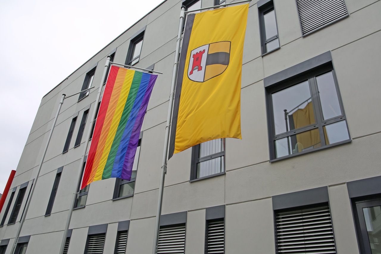 Stadt Moers zeigt Flagge für Vielfalt und Respekt