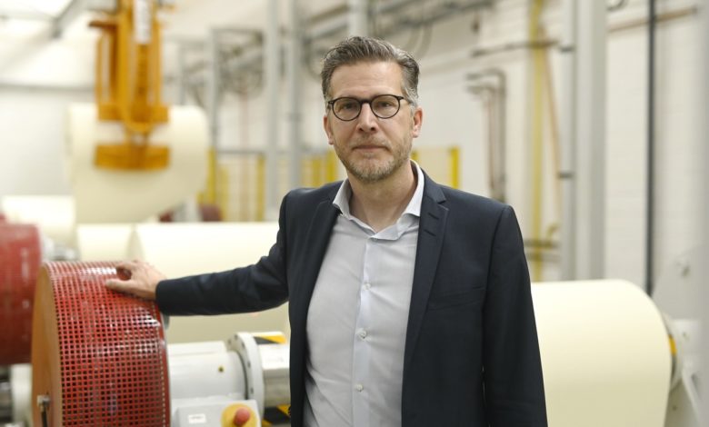 Bildunterschrift: Ralf Stobbe, geschäftsführender Gesellschafter der Suthor Papierverarbeitung GmbH & Co. KG in Nettetal, ist seit sechs Jahren Vorsitzender der Unternehmerschaft Papierverarbeitung Niederrhein.