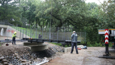 Stadt und LINEG: Neue Brücke am Durchstich im Park