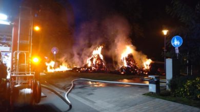 Neukirchen-Vluyn (ots) - In den frühen Morgenstunden des Mittwochs brannten gegen 03:15 Uhr sechs Heuballen auf dem Grünstreifen der Hochstraße in Neukirchen- Vluyn. Die Feuerwehr rückte aus, um den Brand zu löschen. Die Heuballen waren dort als zwei Strohfiguren im Auftrag der Stadt Neukirchen-Vluyn zusammengefügt worden. Die Kriminalpolizei nahm die Ermittlungen zur Brandursache auf. Nach bisherigen Erkenntnissen kann eine Brandstiftung nicht ausgeschlossen werden. Es entstand Sachschaden im mittleren dreistelligen Bereich.