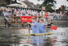 Wikinger und Piraten gegen Quietsche-Entchen Kreativ-sportliche Höchstleistungen beim 15. Badewannenrennen Es ist das Highlight der Saison und längst schon Kult: Das Badewannenrennen, das die DLRG Moers, die ENNI Sport & Bäder Niederrhein (Enni) und der Freundeskreis Bettenkamper Meer Jahr für Jahr in der Grafenstadt ausrichten. Trotz durchwachsener Wetterprognosen lockte das Event wieder rund 1.000 Zuschauer ins Naturbad Bettenkamper Meer, die dort erneut Augenzeugen eines bunten Spektakels wurden. 34 Teams kämpften in speziell präparierten Badewannen im Wasser um den Streckenrekord. Dabei kam es allerdings nicht allein auf die Zeit an, sondern auch auf die liebevoll gestalteten Kostüme. „Wir sind mehr als zufrieden. Es war ein Riesenspaß für alle“, zieht Mit-Organisator Frank Hüfken vom DLRG Moers ein rundweg positives Fazit und hat dabei nicht allein die gute Stimmung im Blick: „Wir sehen, dass die Kostüme von Jahr zu Jahr immer ausgefallener werden.“ Der Aufwand lohnt sich auf jeden Fall: Denn neben den Sportlern in der schnellsten Wanne, kann sich auch das am kreativsten gekleidete Team über einen Preis freuen: eine durch einen Bundestagsabgeordneten organisierte Reise nach Berlin. In diesem Jahr war es das Team „Ente Tainment“, das in Quietsche-Entchen-Kostümen in die Wanne stieg. Sportlich musste es sich schließlich auch dem „Usain Boat“ geschlagen geben. Kein Wunder: Der an den jamaikanischen Sprinter angelehnte Name verpflichtet eben. Die schnelle Crew konnte sich ebenso wie die Teams auf den Plätzen zwei bis vier über Karten zum Comedy-Arts-Festival freuen. Nach dem sportlichen Wettbewerb ging es dann mit Reggae-Live-Musik der Band Trijahnity bei der After-Race-Party in der Strandbar weiter, für die sich unter anderem Tobias Berndt, Vorstand des Freundeskreises Bettenkamper Meer, stark gemacht hatte. Enni-Bereichsleiter Benjamin Beckerle freut sich über die Strahlkraft, die das Events weit über die Grenzen der Grafenstadt hinaus erreicht: „Das ist beste Werbung für Moers und die tolle Location.“ Frank Hüfken nimmt derweil bereits das nächste Badewannenrennen in den Blick, das am 10. August 2024 den 100. Geburtstag des Naturbades aufgreift. Unter dem Motto „100 Jahre, 100 Paddel“ wollen die Organisatoren das Starterfeld auf 50 Teams aufstocken – wofür es auch ein paar weitere Badewannen geben soll. Immerhin: „Die ersten sieben Teams haben sich bereits angemeldet“, so Hüfken. Weitere Infos zum Naturfreibad gibt es auf www.enni.de