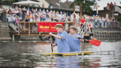 Wikinger und Piraten gegen Quietsche-Entchen Kreativ-sportliche Höchstleistungen beim 15. Badewannenrennen Es ist das Highlight der Saison und längst schon Kult: Das Badewannenrennen, das die DLRG Moers, die ENNI Sport & Bäder Niederrhein (Enni) und der Freundeskreis Bettenkamper Meer Jahr für Jahr in der Grafenstadt ausrichten. Trotz durchwachsener Wetterprognosen lockte das Event wieder rund 1.000 Zuschauer ins Naturbad Bettenkamper Meer, die dort erneut Augenzeugen eines bunten Spektakels wurden. 34 Teams kämpften in speziell präparierten Badewannen im Wasser um den Streckenrekord. Dabei kam es allerdings nicht allein auf die Zeit an, sondern auch auf die liebevoll gestalteten Kostüme. „Wir sind mehr als zufrieden. Es war ein Riesenspaß für alle“, zieht Mit-Organisator Frank Hüfken vom DLRG Moers ein rundweg positives Fazit und hat dabei nicht allein die gute Stimmung im Blick: „Wir sehen, dass die Kostüme von Jahr zu Jahr immer ausgefallener werden.“ Der Aufwand lohnt sich auf jeden Fall: Denn neben den Sportlern in der schnellsten Wanne, kann sich auch das am kreativsten gekleidete Team über einen Preis freuen: eine durch einen Bundestagsabgeordneten organisierte Reise nach Berlin. In diesem Jahr war es das Team „Ente Tainment“, das in Quietsche-Entchen-Kostümen in die Wanne stieg. Sportlich musste es sich schließlich auch dem „Usain Boat“ geschlagen geben. Kein Wunder: Der an den jamaikanischen Sprinter angelehnte Name verpflichtet eben. Die schnelle Crew konnte sich ebenso wie die Teams auf den Plätzen zwei bis vier über Karten zum Comedy-Arts-Festival freuen. Nach dem sportlichen Wettbewerb ging es dann mit Reggae-Live-Musik der Band Trijahnity bei der After-Race-Party in der Strandbar weiter, für die sich unter anderem Tobias Berndt, Vorstand des Freundeskreises Bettenkamper Meer, stark gemacht hatte. Enni-Bereichsleiter Benjamin Beckerle freut sich über die Strahlkraft, die das Events weit über die Grenzen der Grafenstadt hinaus erreicht: „Das ist beste Werbung für Moers und die tolle Location.“ Frank Hüfken nimmt derweil bereits das nächste Badewannenrennen in den Blick, das am 10. August 2024 den 100. Geburtstag des Naturbades aufgreift. Unter dem Motto „100 Jahre, 100 Paddel“ wollen die Organisatoren das Starterfeld auf 50 Teams aufstocken – wofür es auch ein paar weitere Badewannen geben soll. Immerhin: „Die ersten sieben Teams haben sich bereits angemeldet“, so Hüfken. Weitere Infos zum Naturfreibad gibt es auf www.enni.de