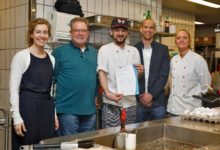 Endlich Koch: Seyeed Hakimi startet durch IHK-Projekt „Prüfungsdeutsch für Gastronomen“ geht in die nächste Runde Seyeed Hakimi hat es geschafft: Er ist ausgebildeter Koch. Zum Ziel brachte ihn das Projekt „Prüfungsdeutsch für Gastronomen“ der Niederrheinischen IHK. Gemeinsam mit einem Coach trainierten Koch- und Gastronomie-Azubis ihre Sprachkenntnisse, damit sie Prüfungsfragen gut verstehen und beantworten können. Der nächste Kurs startet am 12. August. Aufgeben war für Seyeed Hakimi nie eine Option. Bereits vor seiner Flucht aus Afghanistan wusste er, dass er Koch werden möchte. Bei Johannes Langhoff, Betreiber des „Walsumer Brauhaus Urfels“, erhielt er einen Ausbildungsplatz. Im Arbeitsalltag hat sich Hakimi schnell zurechtgefunden, doch es fiel ihm schwer, dem theoretischen Teil der Ausbildung zu folgen. Das Weiterbildungsangebot der Niederrheinischen IHK kam da genau richtig. Das Ziel des Kurses: Prüfungsfragen besser verstehen und die Tücken der deutschen Sprache erkennen. Die Teilnehmer trainierten dabei mit einem erfahrenen Sprachcoach. Yassine Zerari achtete genau auf die Bedürfnisse der Prüflinge. Der Erfolg kann sich sehen lassen: Vier von fünf Teilnehmern haben ihre Prüfung nach dem Seminar bestanden. IHK-Angebot passgenau für die Zielgruppe Gerade in der Gastronomie beschäftigen zahlreiche Betriebe junge Menschen mit Fluchthintergrund. Sie brauchen bei ihrer Ausbildung besondere Unterstützung, denn neben einem neuen Beruf erlernen sie gleichzeitig auch eine neue Sprache. Matthias Wulfert, Geschäftsführer Aus- und Weiterbildung bei der IHK, ist überzeugt: „Mit diesem Kurs leisten wir einen wichtigen Beitrag zur Fachkräftesicherung. Unsere Betriebe brauchen jeden einzelnen Menschen. Ich freue mich aufrichtig für jeden Azubi mit Fluchthintergrund, wenn er seine Zukunft in unserer Region gestalten kann.“ Seyeed Hakimi hat seine neue Heimat in Duisburg gefunden. Er unterstützt das „Walsumer Brauhaus Urfels“ fortan als Fachkraft in der Küche und kann anderen Azubis erklären, wie sie ihre Ausbildung erfolgreich absolvieren. Projekt wird fortgesetzt Der nächste Kurs startet am 12. August. Die Unterrichtseinheiten finden samstags statt. In den letzten zwei Wochen vor der schriftlichen Prüfung findet jeden Wochentag abends Unterricht statt. Interessierte können sich bei Yassine Zerari melden: telefonisch (0203 2821-216) oder per E-Mail (zerari@niederrhein.ihk.de). Bildzeile: Freut sich über sein Zeugnis: Sayeed Hakimi (Mitte). Foto: Niederrheinische IHK/Hendrik Grzebatzki