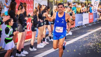 Finale im Schatten des Doms In Xanten fällt die Entscheidung in der der Enni-Laufserie 2023 Der Höhepunkt der diesjährigen niederrheinischen Laufsaison naht: Am Freitag, 15. September, ist die Römerstadt beim 28. Internationa-le Enni-Citylauf Xanten wieder Treffpunkt der Laufszene. Der stim-mungsvolle Abendlauf beinhaltet dabei wie gewohnt gleichzeitig den vierten Wertungslauf und somit das Finale der Enni-Laufserie, in der der Energieversorger ENNI Energie & Umwelt Niederrhein (Enni) bereits zum achten Mal vier traditionelle Volksläufe zum größten Breitensportevent in der Region zusammengefasst hat. Der Internationale Enni-Citylauf Xanten besticht durch ein ganz be-sonderes Flair. Die Strecke führt in der Abendstimmung mehrere Runden durch die historische Altstadt, bevor es unter dem Beifall hunderter Zuschauer zum Zieleinlauf auf den Marktplatz unweit des Doms geht. Stimmen die Prognosen, herrscht dann diesmal bestes Laufwetter bei Temperaturen um die 20 Grad. Die Strecke: flach und damit schnell. Ideale Voraussetzungen also, um noch einmal eine Bestzeit zu erzielen. Damit bleibt auch die Gesamtwertung der Enni-Laufserie spannend. Hier geht es eng zu und ins Endergebnis fließen nur die drei besten Zeiten der vier Wertungsläufe ein. Aktuell haben bei der 8. Enni-Laufserie in der Kids-Serie bei den Mädchen Léa Topp vom SV Sonsbeck und bei den Jungen Matthias Bremenkamp vom TSV Nieukerk die Nase vorn. Die 5-Kilometer-Serie führen bei den Damen Liv Schwarzer vom Moerser TV in der Youngsterserie und Dora Mohr vom Ayyo Team Essen in der Masterserie. Bei den Herren belegen Luca Uzkureit aus Wesel in der Youngsterserie und Andre Winnen von den Lauffreunden HADI Wesel in der Masterserie die Top-Plätze. Bei der Serie über die 10-Kilometer-Distanz liegen bei den Damen Judith Gott-wald vom LV Marathon Kleve in der Youngsterserie und Ulrike Zeitz vom Kevelaerer SV in der Masterserie vorne. Bei den Herren führen hier Marc-André Ocklenburg von der LG Alpen in der Youngsterserie und Hakan Demirkiran vom Ayyo Team Essen in der Masterserie das Klas-sement vor dem Finale an. Die Veranstaltung beginnt um 17 Uhr mit den ersten Kinderläufen. Der Startschuss zum Lauf der Enni-Kids-Serie fällt um 17.45 Uhr. Der 5-Kilometer-Lauf beginnt um 18.45 Uhr, der 10-Kilometer-Hauptlauf um 19.30 Uhr. Nachmeldungen für Einzelläufe sind am Veranstaltungstag bis 30 Minuten vor dem Start möglich. Alle Informationen zur Enni-Laufserie 2023 gibt es unter www.enni-laufserie.de