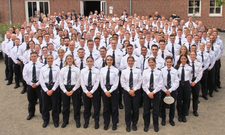 Bildunterschrift: 211 frisch ausgebildete Polizeikommissarinnen und -kommissare wurden in Duisburg ernannt