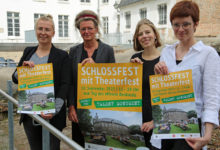 ‚Monumentale Talente‘ locken zum Schlossfest am 10. September Moers. (pst) ‚Talent Monument‘ - zum Tag des offenen Denkmals veranstalten das Grafschafter Museum und das Schlosstheater (STM) das Schlossfest mit Theaterfest. Am Sonntag, 10. September, von 11 bis 19 Uhr warten nicht nur die ‚Talente‘ Schloss und Altes Landratsamt darauf, von den Besucherinnen und Besuchern entdeckt zu werden. ‚Talent Monument‘ ist das bundesweite Motto des Denkmaltags. „Wir bieten ein Programm für alle Sinne“, freut sich Museumsleiterin Diana Finkele. Zahlreiche Stände laden zum Verweilen und zur Stärkung ein. Bei den kulinarischen Angeboten sind unter anderem peruanische Spezialitäten, griechisches Souflaki oder pakistanische Snacks vertreten. Junge Talente auf der Bühne An weiteren Ständen können beispielsweise Bienenwachskerzen gedreht oder Batikmotive erstellt werden. „Die jungen Talente finden sich vor allem im Schlosshof. Es gibt Nachwuchskünstlerinnen und -künstler und Tanzgruppen verschiedener Kulturvereine und Institutionen auf der Schlosshofbühne zu sehen und zu hören“, erläutert Museumsreferentin Fania Burger. Unter anderem singen und spielen der Singer-Songwriter Fabian Kuhn, die Band Florence und der Kneipenchor Moers. Aber auch bekannte Acts wie der Posaunenchor Moers oder Marissa Möller und Jan Lammert treten dort auf. Für die jungen Besucherinnen und Besucher gibt es an dem Tag das Bilderbuchkino der Bibliothek Moers und verschiedene Bastelangebote im Musenhof und im Museum. Familien können dort an einem Escape Game teilnehmen. Die Anmeldungen sind an der Museumskasse möglich. Auch Führungen durch das Alte Landratsamt bietet das Museumsteam an. „Als Bindeglied zwischen den historischen Gebäuden ist die Wanderausstellung #StolenMemory der Arolsen Archives auf dem Schlossplatz zu sehen“, so Diana Finkele. Einblicke in die kommende Spielzeit Ein wichtiger Teil seit dem Start des Schlossfestes ist das Theaterfest. „Wir geben damit einen Einblick in das Programm der Spielzeit 2023/2024“, erklärt Dramaturgin Sina Corsel. Das Ensemble gibt um 12.08 Uhr Kostproben des neuen Programms auf der Schlosshofbühne. Um 18 Uhr ist das neue Stücke ‚Der gute Mensch von Sezuan‘ von Berthold Brecht in der Inszenierung des STM-Intendanten Ulrich Greb zu sehen. Dies ist die einzige Veranstaltung an dem Tag, für die Tickets gekauft werden müssen. Neben dem Pulverhaus lesen zudem Ensemblemitglieder Garten-Gedichte. Im Pulverhaus ist auf einem Bildschirm ‚Hollywood in Moers‘ zu sehen – ein humoristischer Mitschnitt aus verschiedenen Aufführungen der vergangenen Spielzeit, der in Kooperation mit Studio 47 entstanden war. Infobox: Das gesamte Programm des Schlossfests mit Theaterfest ist in dem Flyer nachzulesen, der in allen städtischen Einrichtungen erhältlich ist. Zudem sind alle Infos auf der Website www.grafschafter-museum.de im Bereich ‚Aktuelles‘ zu finden. Bildzeile: Fania Burger, Diana Finkele, Victoria Wehrmann und Sina Corsel (v.l.) freuen sich auf das Schlossfest mit Theaterfest zum Tag des offenen Denkmals am Sonntag, 10. September. (Foto: pst)