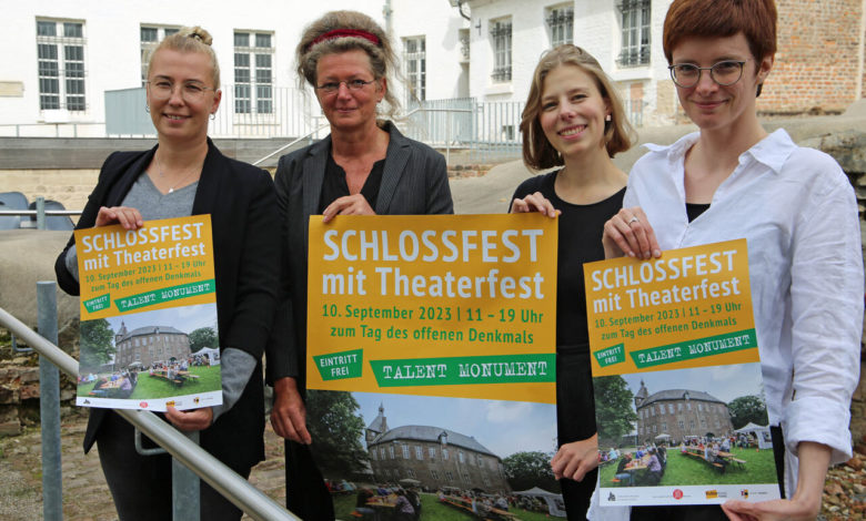 ‚Monumentale Talente‘ locken zum Schlossfest am 10. September Moers. (pst) ‚Talent Monument‘ - zum Tag des offenen Denkmals veranstalten das Grafschafter Museum und das Schlosstheater (STM) das Schlossfest mit Theaterfest. Am Sonntag, 10. September, von 11 bis 19 Uhr warten nicht nur die ‚Talente‘ Schloss und Altes Landratsamt darauf, von den Besucherinnen und Besuchern entdeckt zu werden. ‚Talent Monument‘ ist das bundesweite Motto des Denkmaltags. „Wir bieten ein Programm für alle Sinne“, freut sich Museumsleiterin Diana Finkele. Zahlreiche Stände laden zum Verweilen und zur Stärkung ein. Bei den kulinarischen Angeboten sind unter anderem peruanische Spezialitäten, griechisches Souflaki oder pakistanische Snacks vertreten. Junge Talente auf der Bühne An weiteren Ständen können beispielsweise Bienenwachskerzen gedreht oder Batikmotive erstellt werden. „Die jungen Talente finden sich vor allem im Schlosshof. Es gibt Nachwuchskünstlerinnen und -künstler und Tanzgruppen verschiedener Kulturvereine und Institutionen auf der Schlosshofbühne zu sehen und zu hören“, erläutert Museumsreferentin Fania Burger. Unter anderem singen und spielen der Singer-Songwriter Fabian Kuhn, die Band Florence und der Kneipenchor Moers. Aber auch bekannte Acts wie der Posaunenchor Moers oder Marissa Möller und Jan Lammert treten dort auf. Für die jungen Besucherinnen und Besucher gibt es an dem Tag das Bilderbuchkino der Bibliothek Moers und verschiedene Bastelangebote im Musenhof und im Museum. Familien können dort an einem Escape Game teilnehmen. Die Anmeldungen sind an der Museumskasse möglich. Auch Führungen durch das Alte Landratsamt bietet das Museumsteam an. „Als Bindeglied zwischen den historischen Gebäuden ist die Wanderausstellung #StolenMemory der Arolsen Archives auf dem Schlossplatz zu sehen“, so Diana Finkele. Einblicke in die kommende Spielzeit Ein wichtiger Teil seit dem Start des Schlossfestes ist das Theaterfest. „Wir geben damit einen Einblick in das Programm der Spielzeit 2023/2024“, erklärt Dramaturgin Sina Corsel. Das Ensemble gibt um 12.08 Uhr Kostproben des neuen Programms auf der Schlosshofbühne. Um 18 Uhr ist das neue Stücke ‚Der gute Mensch von Sezuan‘ von Berthold Brecht in der Inszenierung des STM-Intendanten Ulrich Greb zu sehen. Dies ist die einzige Veranstaltung an dem Tag, für die Tickets gekauft werden müssen. Neben dem Pulverhaus lesen zudem Ensemblemitglieder Garten-Gedichte. Im Pulverhaus ist auf einem Bildschirm ‚Hollywood in Moers‘ zu sehen – ein humoristischer Mitschnitt aus verschiedenen Aufführungen der vergangenen Spielzeit, der in Kooperation mit Studio 47 entstanden war. Infobox: Das gesamte Programm des Schlossfests mit Theaterfest ist in dem Flyer nachzulesen, der in allen städtischen Einrichtungen erhältlich ist. Zudem sind alle Infos auf der Website www.grafschafter-museum.de im Bereich ‚Aktuelles‘ zu finden. Bildzeile: Fania Burger, Diana Finkele, Victoria Wehrmann und Sina Corsel (v.l.) freuen sich auf das Schlossfest mit Theaterfest zum Tag des offenen Denkmals am Sonntag, 10. September. (Foto: pst)