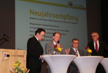 Der Moerser Bürgermeister Christoph Fleischhauer (2. v. l.) hatte die Amtskollegen der wir4-Städte aufs Podium eingeladen: Prof. Dr. Christoph Landscheidt (Kamp-Lintfort/l.), Dietmar Heyde (Rheinberg) und Ralf Köpke (Neukirchen-Vluyn/r.). (Foto: pst)