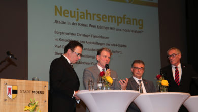 Der Moerser Bürgermeister Christoph Fleischhauer (2. v. l.) hatte die Amtskollegen der wir4-Städte aufs Podium eingeladen: Prof. Dr. Christoph Landscheidt (Kamp-Lintfort/l.), Dietmar Heyde (Rheinberg) und Ralf Köpke (Neukirchen-Vluyn/r.). (Foto: pst)