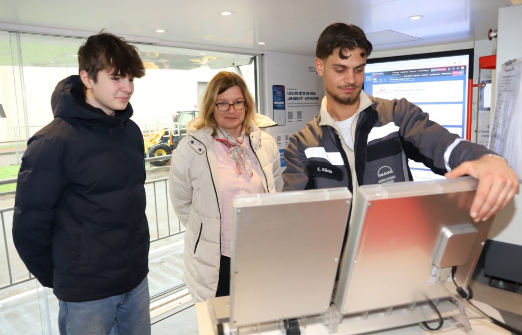 Enis Koray Kücük, Auszubildender zum Zerspanungsmechaniker bei MAN, zeigt einem interessierten Schüler, wie eine CNC-Fräse bedient wird. Heike Zeitel vom Unternehmerverband schaute den beiden über die Schulter. (Fotos: Unternehmerverband)