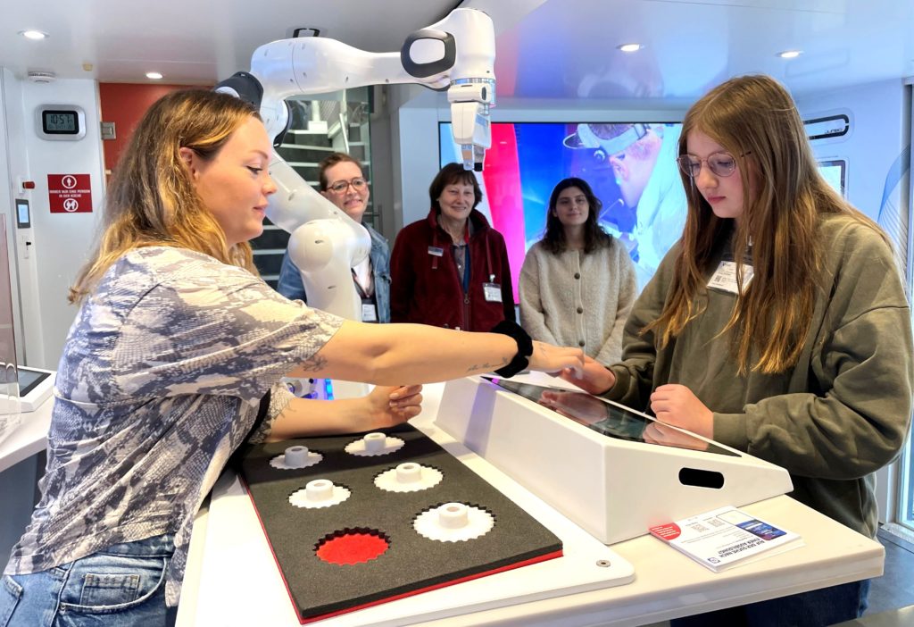 Eine CNC-Fräse bedienen und anschließend ein selbst gefertigtes Werksstück in der Hand halten durften die Achtklässlerinnen und Achtklässler der Gustav-Heinemann-Realschule im InfoTruck.