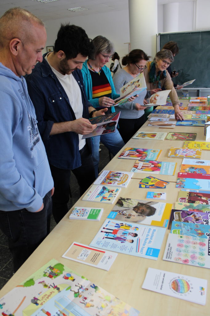 Bücherausstellung: Lesen verleiht Vielfalt, so hieß der zweite Workshop des Tages. Die Teilnehmer*innen durften sich ein Buch von der Ausstellung  aussuchen, das sie besonders ansprach.