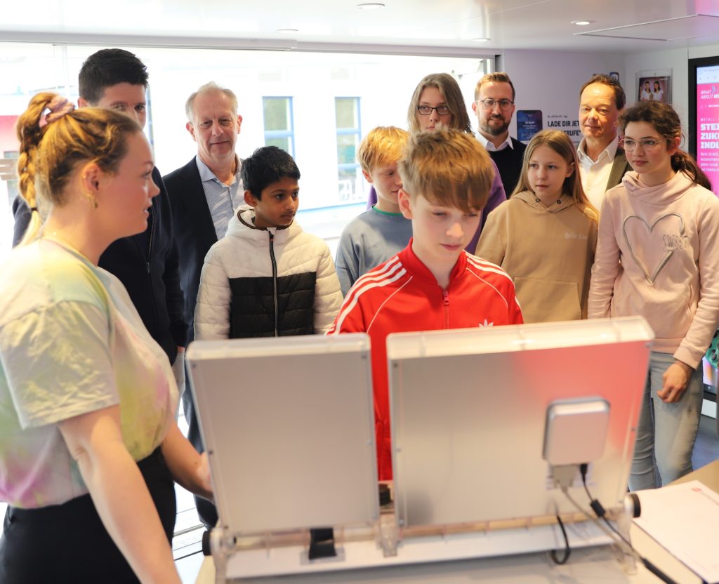 Katrin Schulz (l.) vom Truck-Team erläuterte den Schülerinnen und Schülern der Konrad-Duden-
Realschule, wie eine CNC-Fräse bedient wird. Über die Schulter schauten ihnen (v.l.): Maik Drost,
Personalwesen Clyde Bergemann, Martin Jonetzko, Unternehmerverband, Fabian Münzberger, Leiter HR
und Dietmar Keßler, Geschäftsführer Clyde Bergemann. (Alle Fotos: Unternehmerverband)