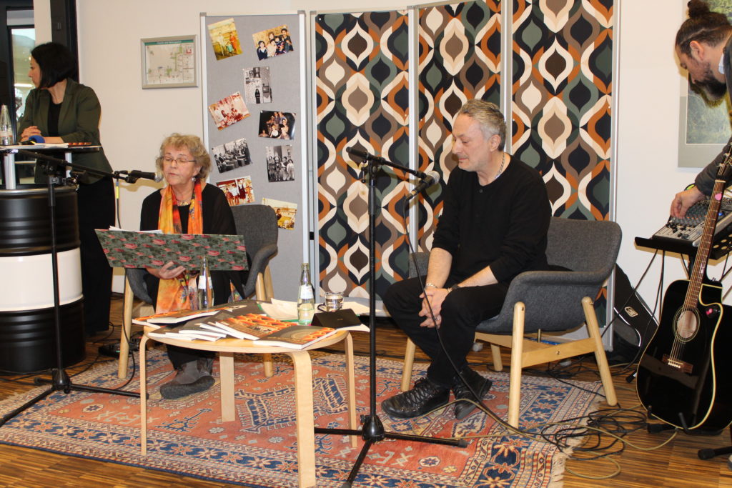 Prof. Dr. Gaby Herchert und Autor Feridun Zaimoglu lasen im Wechsel aus beiden Büchern vor.