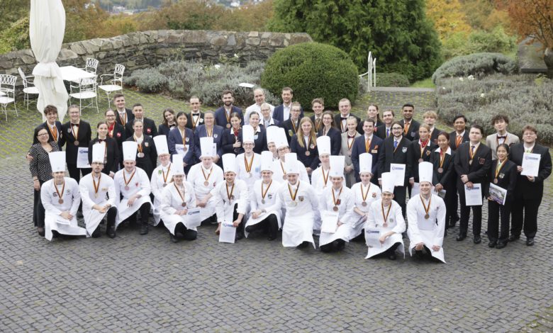 Gruppenfoto Auf dem Gipfel der Gastlichkeit: Die 51 Teilnehmer der 42. Deutschen Jugendmeisterschaften in den gastgewerblichen Ausbildungsberufen.