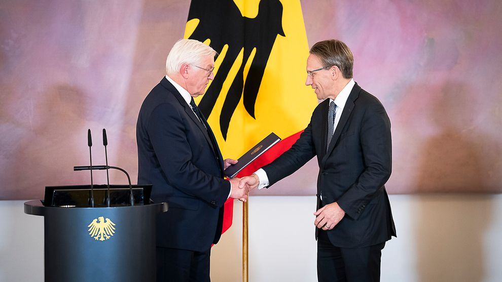 Der neue Bundesminister der Finanzen, Jörg Kukies, bei seiner Ernennung durch Bundespräsident Frank-Walter Steinmeier. Foto: Bundesregierung/Steffen Kugler