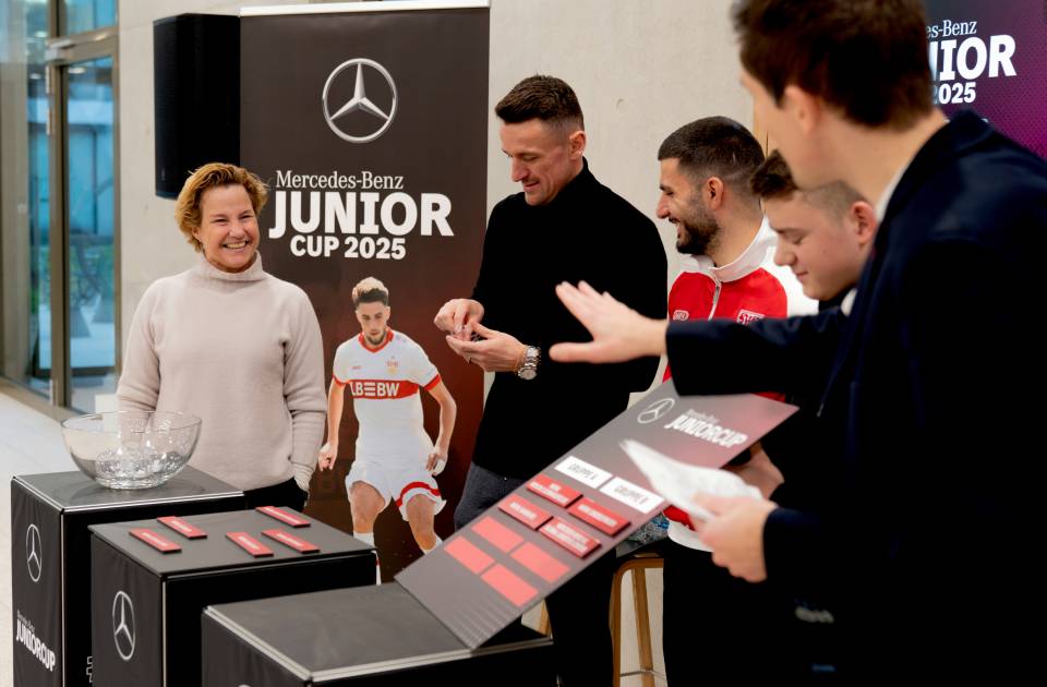 Britta Seeger, Christian Gentner und Deniz Undav bei der Gruppenauslosung des Mercedes-Benz JuniorCup 2025.