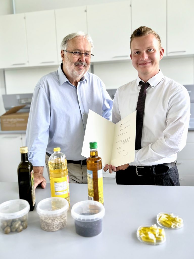 Kilian Visser M.Sc., wissenschaftlicher Mitarbeiter und Doktorand an der Fakultät Life Sciences (links) mit Prof. Dr. Dr. Manfred Gareis, dem Vorsitzenden des Stiftungskuratoriums der Heinrich-Stockmeyer-Stiftung