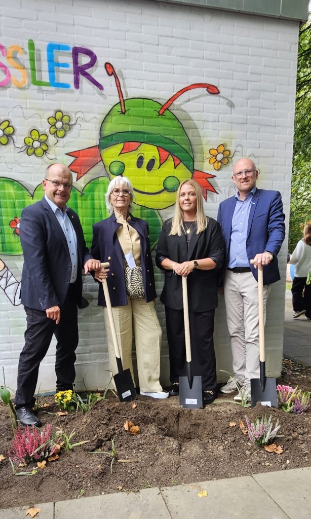Das Team der Kita Tausendfüssler mit Geschäftsführer Michael Reichelt (links) und Dagmar Frochte vom Vorstand des Lebenshilfe Duisburg e. V. (2. von links)