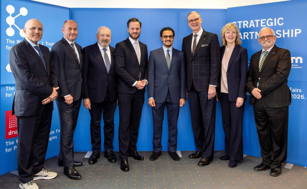 BU2-D: 
Von links: Muhammad Al Husseini, Bernd Jablonowski (Executive Director, Messe Düsseldorf), Albert Aoun (REC), Marius Berlemann (COO, Messe Düsseldorf), HRH Prinz Saud Turki Al Faisal Bin Abdulaziz (Chairman REC), Wolfram Diener (CEO, Messe Düsseldorf), Petra Cullmann (Executive Director), Dr. Akram Masri (REC).

