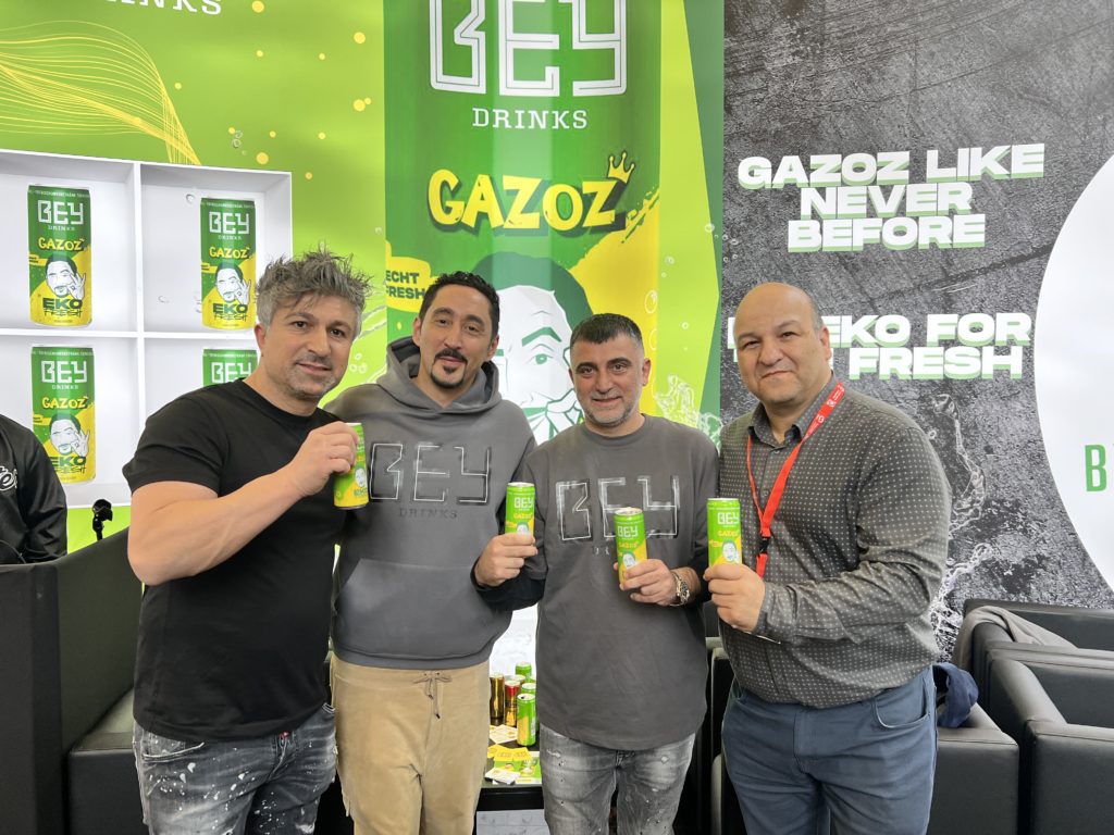 Bildzeile:
Von links nach rechts: Kürşad „Chicko“ Yildirim (Lottomillionär), Eko Fresh (Bey Gazoz), Adem Gümüstekin (Geschäftsführer Hotblood Energydrinks GmbH), Mustafa Gülec (Redaktionsleiter und Herausgeber von LokaleBlicke).