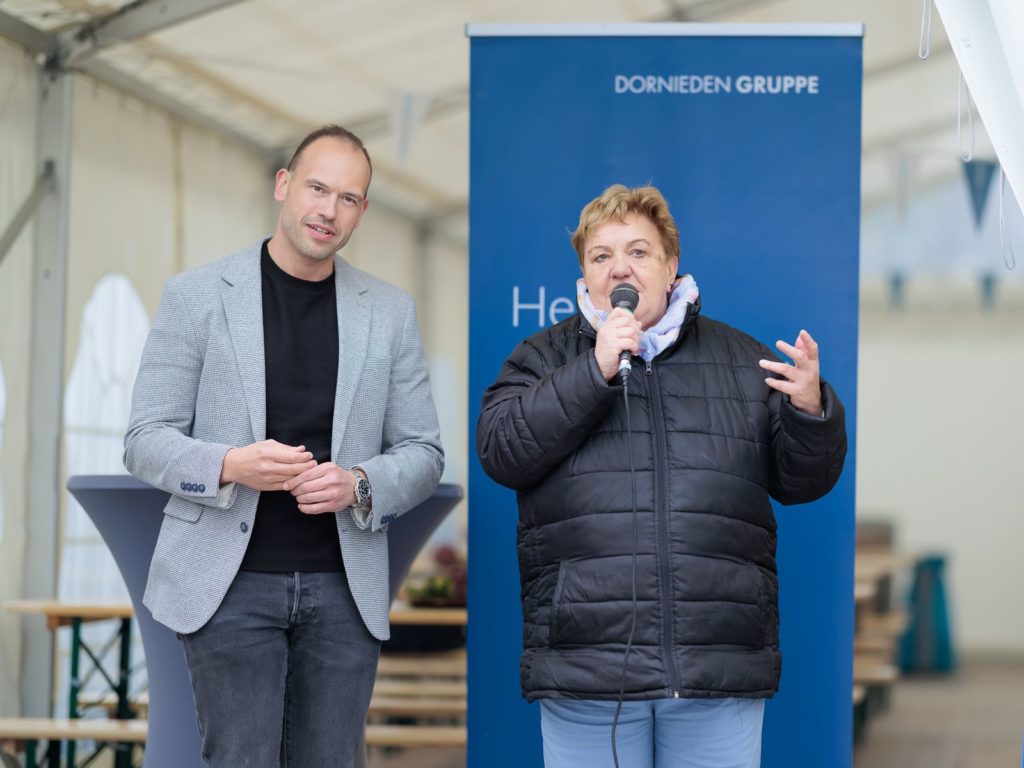 Beim Nachbarschaftsfest der DORNIEDEN Gruppe: Sebastian Mielke, Geschäftsführer der DORNIEDEN Gruppe, und Kamp-Lintforts stellvertretende Bürgermeisterin Barbara Drese (v. l. n. r. ) Quelle: DORNIEDEN Gruppe