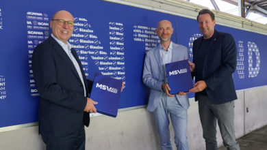 Die beiden Geschäftsführer Edmund Skopyrla (links) und Heino Hövelmann (rechts) mit MSV-Marketingleiter Christian Koke am „Ring“ der schauinsland-reisen-arena.