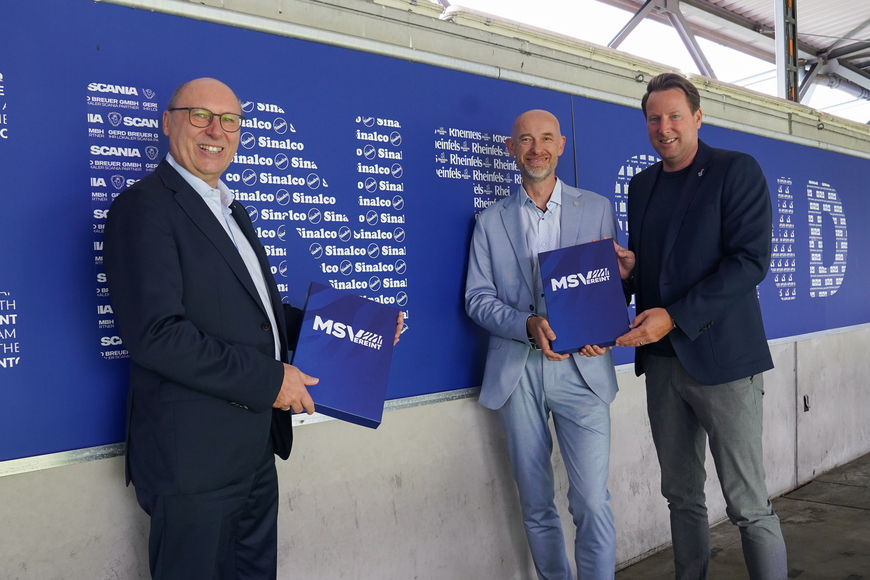Die beiden Geschäftsführer Edmund Skopyrla (links) und Heino Hövelmann (rechts) mit MSV-Marketingleiter Christian Koke am „Ring“ der schauinsland-reisen-arena.