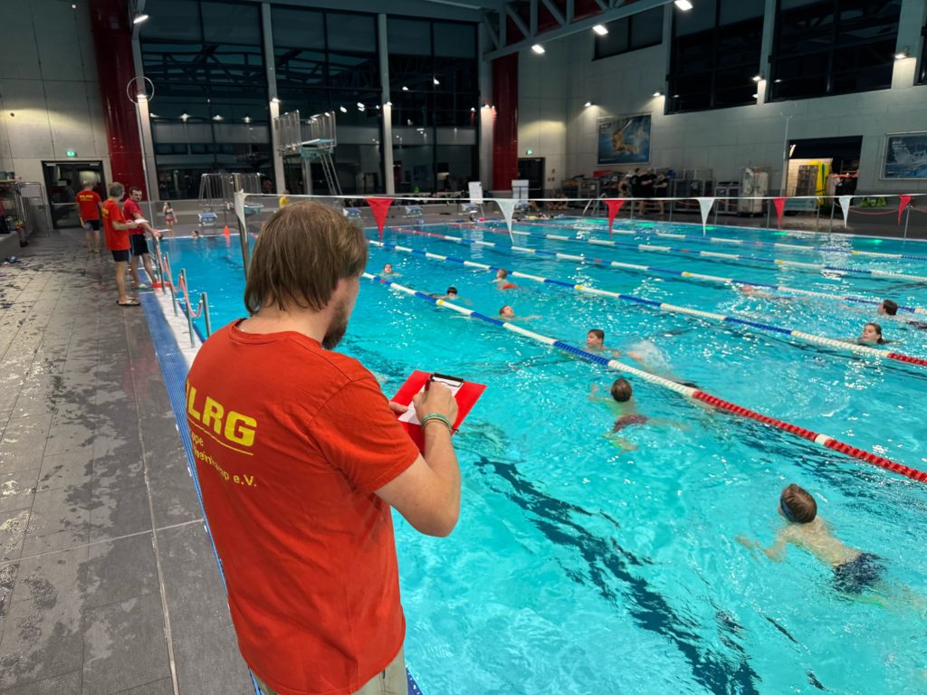 Die Teilnehmenden des Benefizschwimmens überzeugten mit starken sportlichen Leistungen und großem Durchhaltevermögen., Urheber: Sven Kattelans