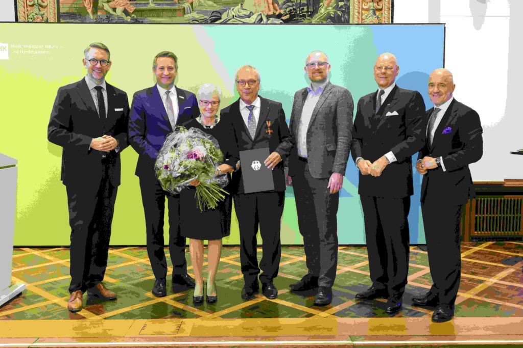 v.l.: Ingo Brohl, Landrat des Kreises Wesel, Thomas Schürmann, Präsident der Bezirksregierung Düsseldorf, Elke Landers mit ihrem Mann Burkhard Landers, Ehrenpräsident der Niederrheinischen IHK, Sören Link, Oberbürgermeister der StadtDuisburg, IHK-Präsident Werner Schaurte-Küppers und IHK-Hauptgeschäftsführer Dr. Stefan Dietzfelbinger.