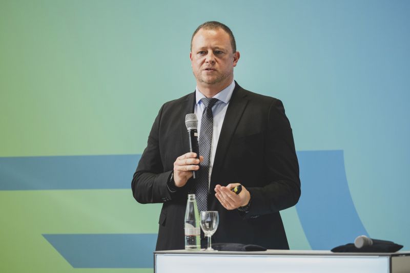 Experte für Wirtschaftsschutz im NRW-Innenministerium Henning Voß erklärt, wie sich Unternehmen vor Cyberkriminalität schützen können. Foto: Niederrheinische IHK/Bettina Engel-Albustin