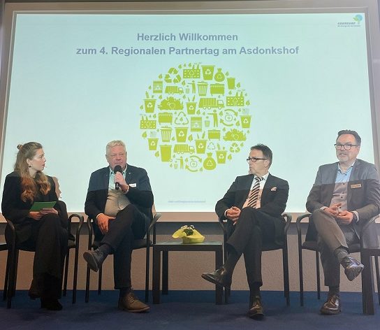 v.l.n.r. Annika Belisle (ITAD), Helmut Czichy (Kreis Wesel), Prof. Dr. Christoph Landscheidt, Peter Bollig (AEZ)