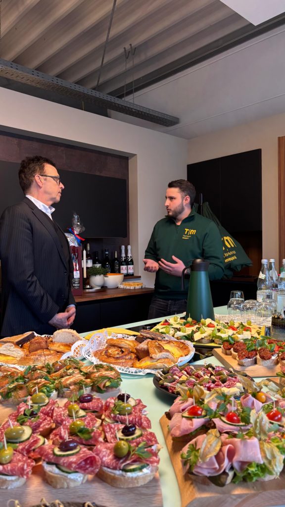 Bild 1: v.l.n.r Bürgermeister Prof. Dr. Christoph Landscheidt, Jeton Maqani (Eigentümer der Tischlerei)